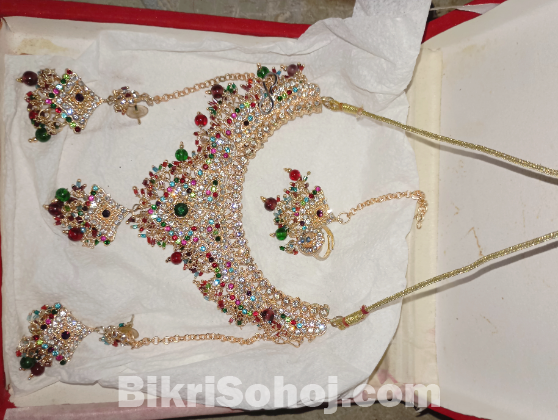 আর্কষণীয় নেকলেস সেট।